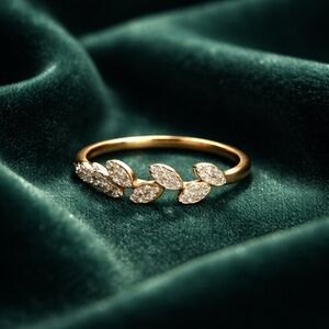 Elegant Stainless Gold Women Leaf Ring. 💍 size 9”22 close to a size 10